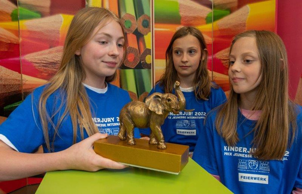 Das Preissymbol der Kinderjury, die beiden heiß begehrten "Goldenen Elefanten", werden feierlich bei der großen Abschluss-Gala am Mittwoch, 29.05.24, verliehen.