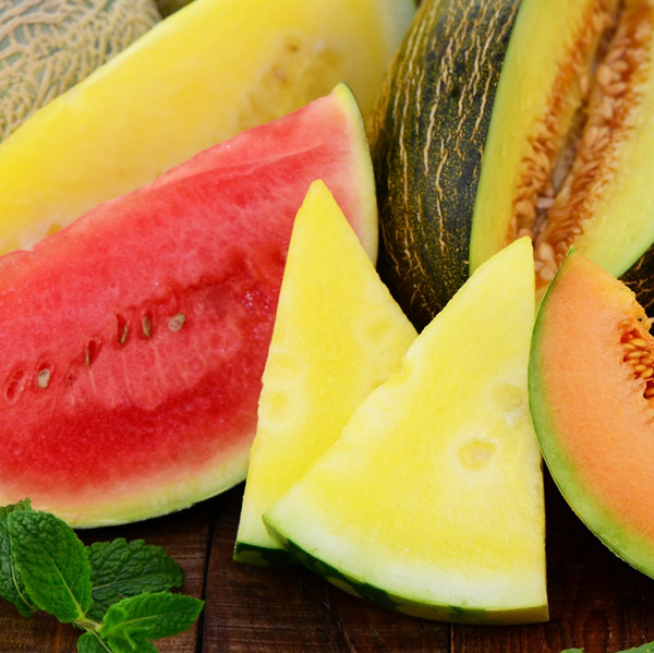 erschiedene Melonensorten sind in Scheiben geschnitten