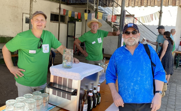 am Ausschank: links im Bild steht Fahrer Urs, dahinter Fahrer Günter an der Kasse und rechts im Bild ein Kunde, der das Hoffest mit dem Radel besuchte