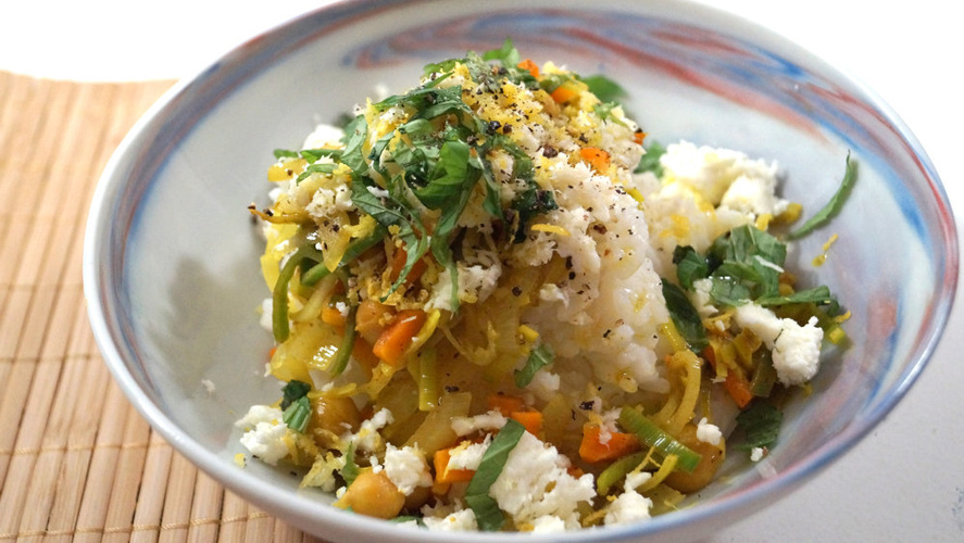 Rezeptbild für Orientalische Harissa-Reispfanne mit Kichererbsen und Feta