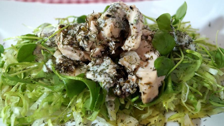 Rezeptbild für Sous-Vide Hähnchenbrust mit frischem Salat und Taratorvariation