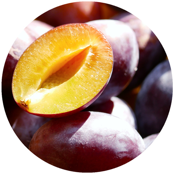 KI generiert: Eine Nahaufnahme von frischen, halbierten Pflaumen.