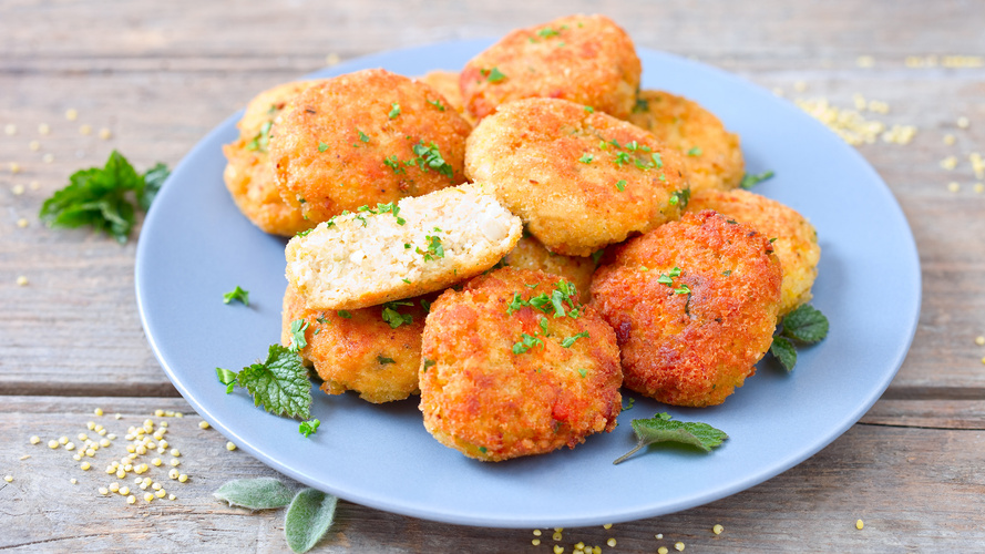 Rezeptbild für Blumenkohl-Hirse-Bratlinge mit Dip