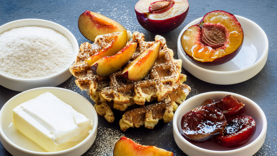 Rezeptbild für Joghurt-Waffeln mit Pflaumen und Walnüssen