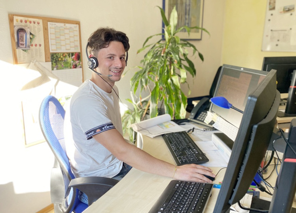 Davide am Kundentelefon