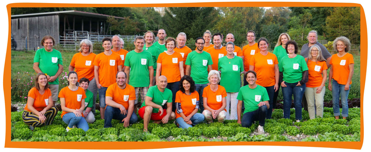 Team der Amperhof Ökokiste auf dem Salatfeld des Amperhofes