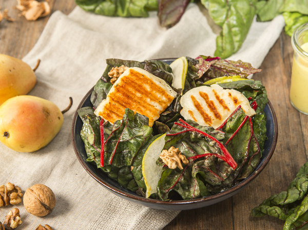 KI-generierte Beschreibung: Hauptinhalt: Schüssel mit asiatischem Salat, Nüssen und Gemüsestreifen.