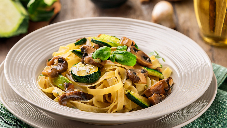 Rezeptbild für Bandnudeln mit Champignon-Zucchini-Ragout