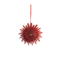 KI generiert: Das Bild zeigt eine rote Papierornament in Form eines gefalteten, blütenähnlichen Runds, das an einer Schlaufe hängt. Es dient wahrscheinlich als dekorativer Anhänger oder Weihnachtsschmuck.