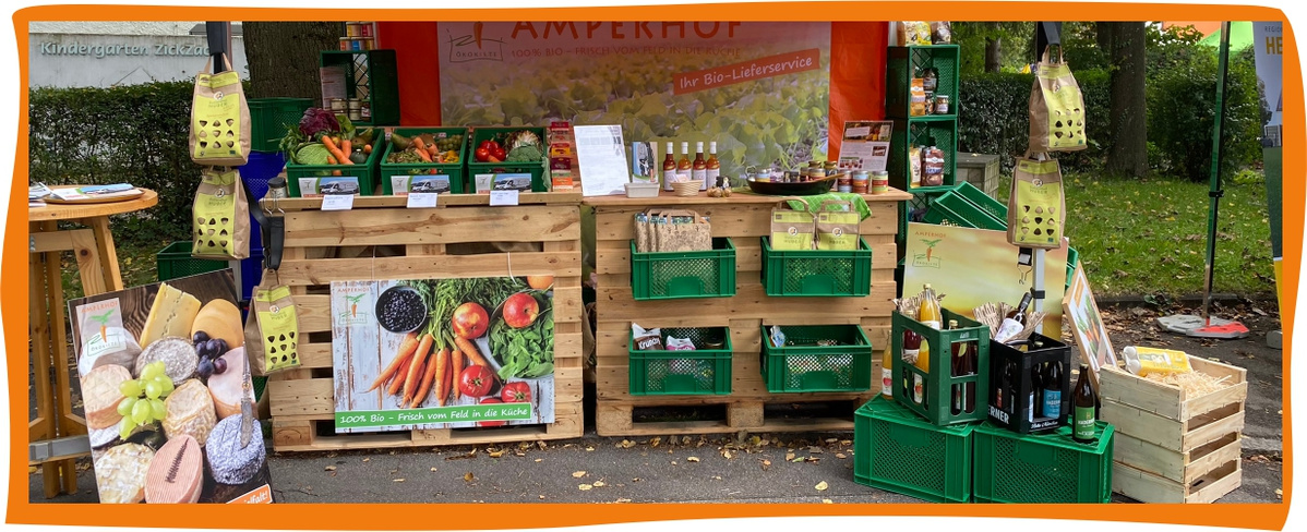 Ein Marktstand mit Bio-Produkten, Gemüse und Getränken. 