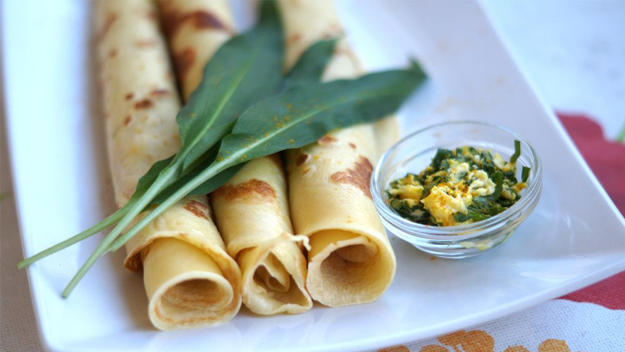 Rezeptbild für Frühlingshafte Pfannkuchen mit würziger Bärlauchbutter