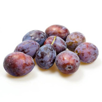 KI generiert: Mehrere frische Pflaumen auf weißem Hintergrund.