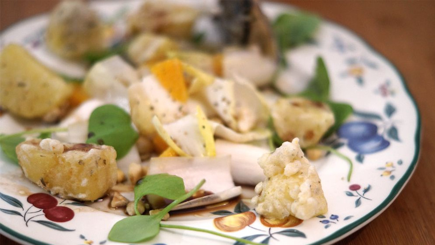 Rezeptbild für Kartoffeln geröstet mit Chicoree und Feldsalat an Honig-Balsamico Dressing