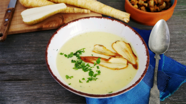 Rezeptbild für Pastinakensuppe mit Röstzwiebeln