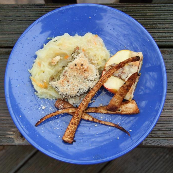 Geschmorte Linsen-Krautwickel mit Sauerkraut, Bratapfel und Zimt-Wurzel