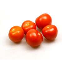 KI generiert: Fünf frische, rote Tomaten auf weißem Hintergrund.