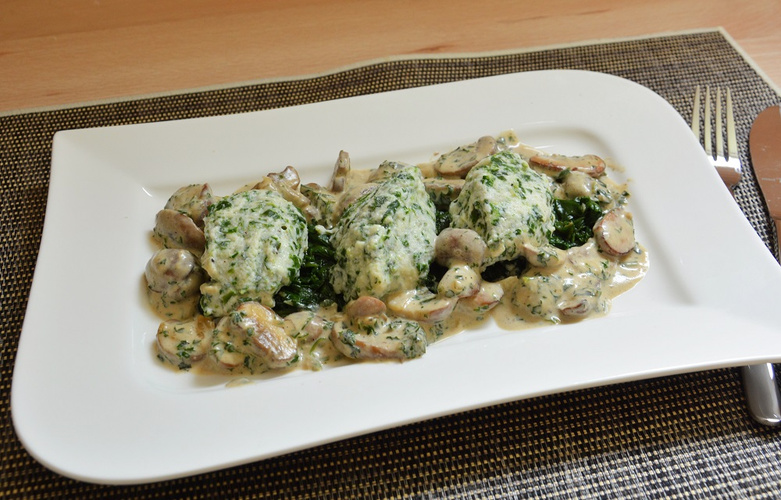 Rezeptbild für Spinat-Ricotta-Knödel mit Champignonsauce