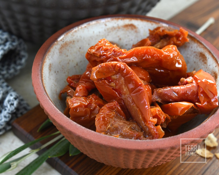 KI generiert: Getrocknete Tomaten in einer Schale. Text: "TERRA FAMIGLIA".
