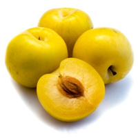 KI generiert: Vier gelbe Pflaumen, eine halbiert und entkernt, auf weißem Hintergrund.