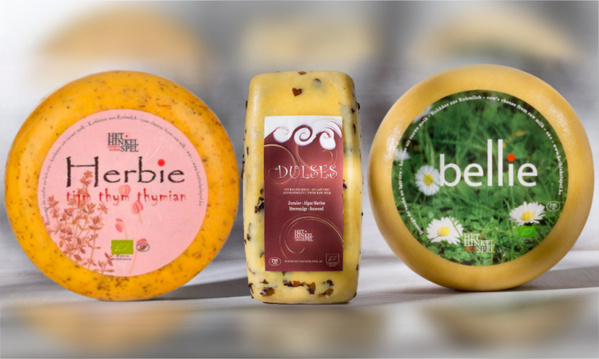 KI generiert: Drei Käsesorten: "Herbie", "Dulses" und "bellie" von der Marke Käserei Hinkelspiel.