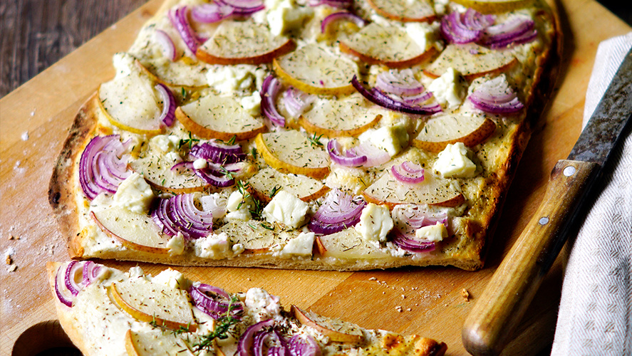 Rezeptbild für Flammkuchen mit  Birnen, Zwiebeln &  Ziegenkäse