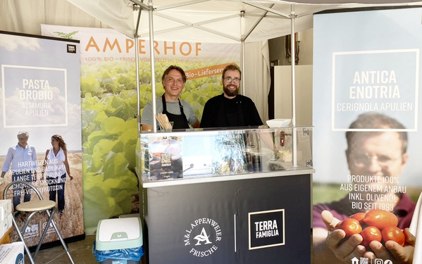 Team TERRA FAMIGLIA: Olaf und Nik haben Nudeln und Pesto und mehr mitgebracht