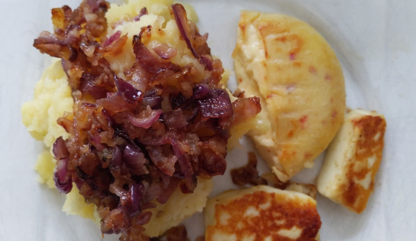 Pastinakenstampf mit Röstzwiebeln und Grillkäse