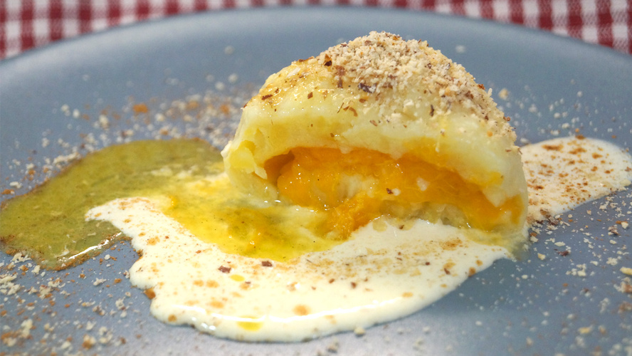 Rezeptbild für Aprikosenknödel im Mandelmantel mit zweierlei fruchtig-buttrigen Soßen