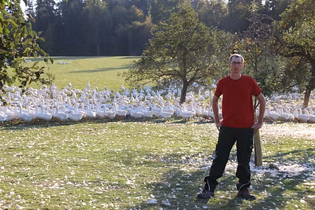 Friedhelm Unterweger mit den Gänsen