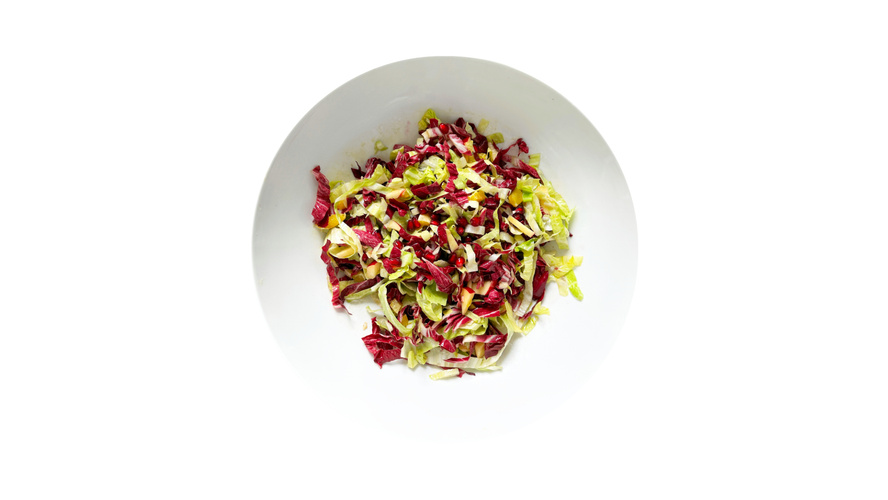 KI generiert: Ein Teller mit gemischtem Salat, bestehend aus grünem und rotem Blattsalat.