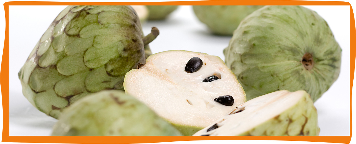 KI generiert: Zu sehen sind grüne Cherimoya-Früchte, eine davon aufgeschnitten, mit Samen im Inneren.