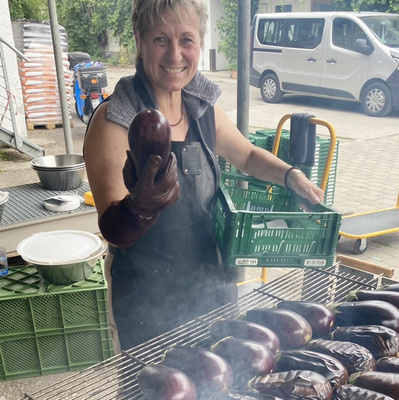Lena grillt