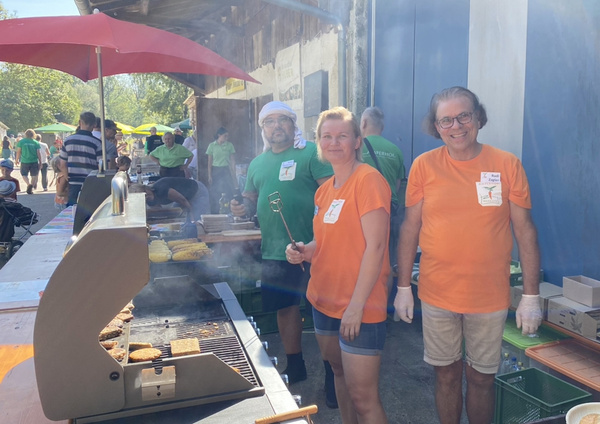 Das Team Grill bestand u.a. aus Beata und Rudi für vegane Produkte und Tano für den Mais.