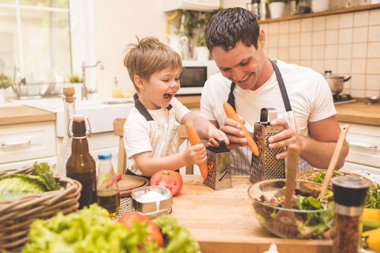 Vater und Sohn kochen gemeinsam