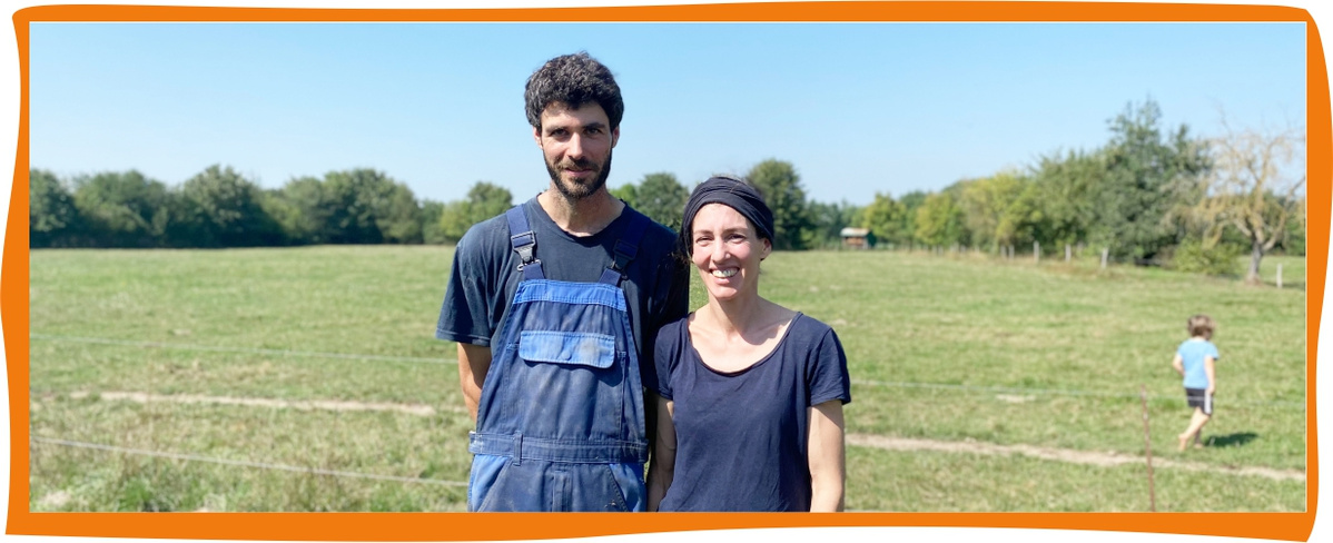 Johanna und Simon vor einer Weide am Biohof Braun