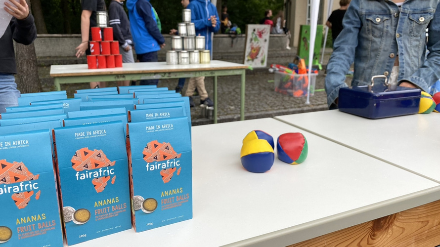 Fairafric als Gewinn beim Dosenwerfen