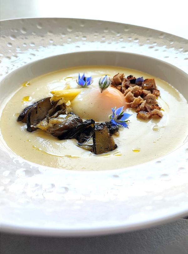 Asparagi & Vaniglia: Spargelcremesuppe mit Vanille, verfeinert mit gegrillten Zucchini