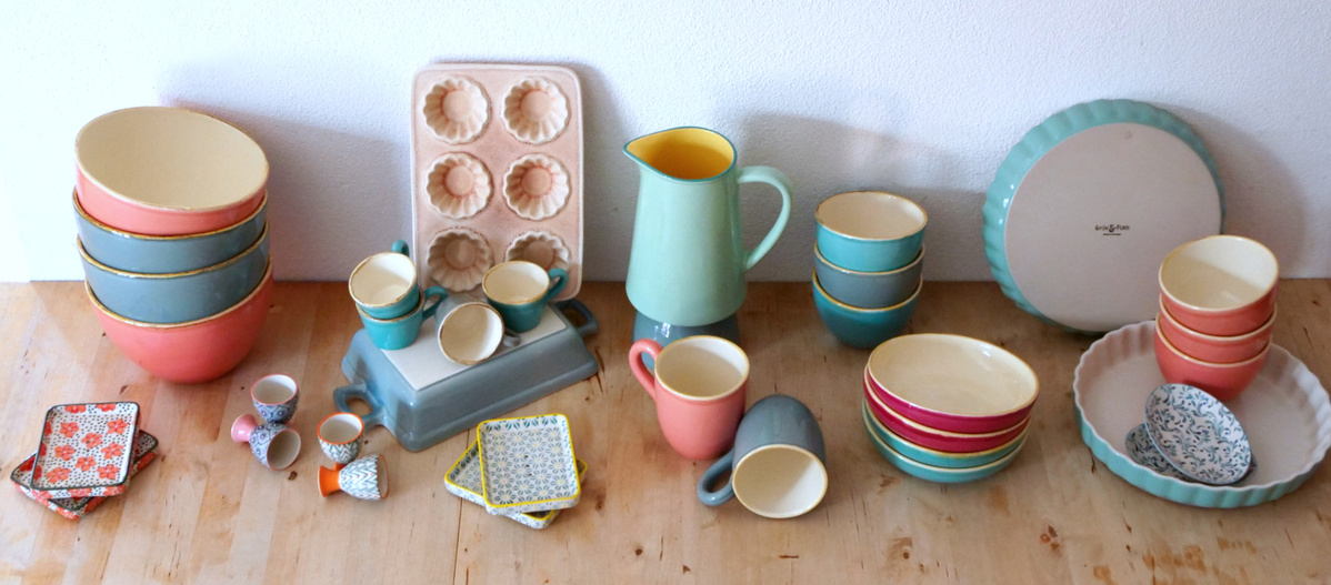 KI generiert: Verschiedene Voelkel-Saftflaschen und Kräutertees, darunter "Fastenkasten" und "Zitronenverbene".