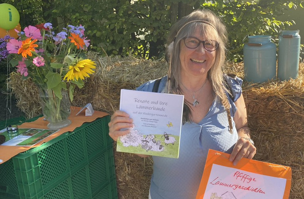 KI generiert: Frau hält ein Buch „Renate und ihre Lämmchenbande“. Blumenvasen und Milchkannen im Hintergrund.