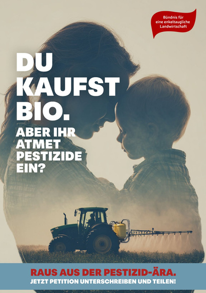 KI generiert: Silhouette einer Mutter mit Kind, Text: "DU KAUFST BIO. ABER IHR ATMET PESTIZIDE EIN?" Traktor im Hintergrund.