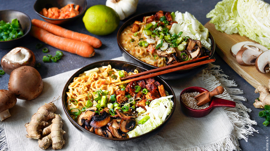 Rezeptbild für Thai-Ramen mit Pilzen und knusprigem Tofu