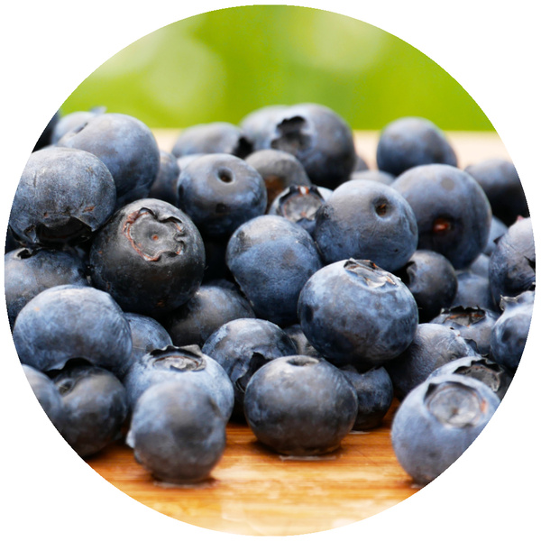 KI generiert: Frische Blaubeeren auf einem Holztisch.