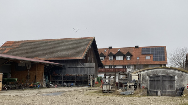 Von hinten: Alter Fritzhof mit Lagerhalle