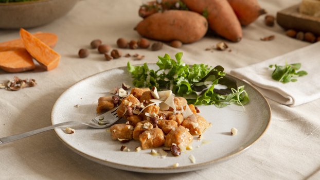 Rezeptbild für Süßkartoffel-Gnocchi mit Haselnussbutter & herbstlichem Salat