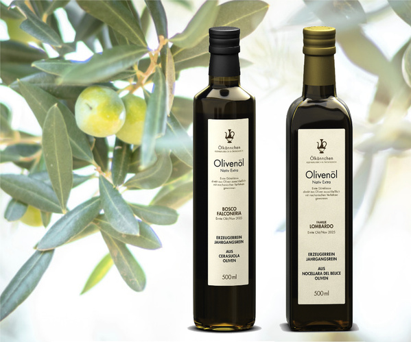 KI generiert: Zwei Flaschen Olivenöl vor einem Olivenzweig. Text: "Olivenöl Nativ Extra", "Bosco Falconeria", "Familie Lombardo".