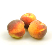 KI generiert: Drei Pfirsiche auf weißem Hintergrund.