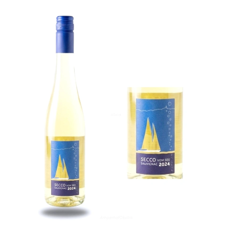 KI generiert: Eine Flasche Secco und ein Glas mit blauem Etikett. Text: "SECCO VOM SEE SAUVIGNAC 2024".
