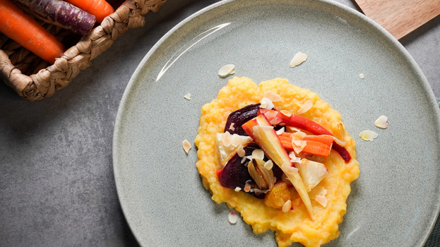 Rezeptbild für Buntes Wurzelgemüse auf Kartoffel-Süßkartoffel-Stampf