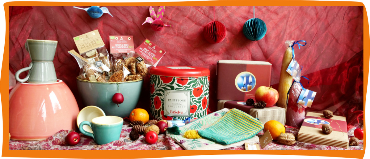 KI generiert: Das Bild zeigt eine stimmungsvoll arrangierte Auswahl an Geschenkartikeln, darunter ein Panettone, Gebäck, Keramikgeschirr und dekorative Elemente vor einem roten Hintergrund. Der Hauptinhalt ist eine farbenfrohe Präsentation von Feinkost und Geschenken.