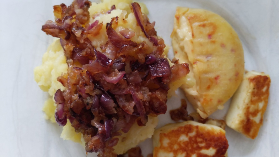 Rezeptbild für  Pastinakenstampf mit Röstzwiebeln und Grillkäse